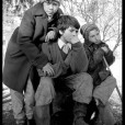 Enfants mendiants se rechauffant auprès d'un feu, Brasov, décembre 1998.